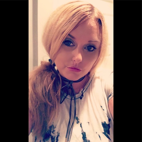 Meet your Posher, Lauren - Picture 3 of 5